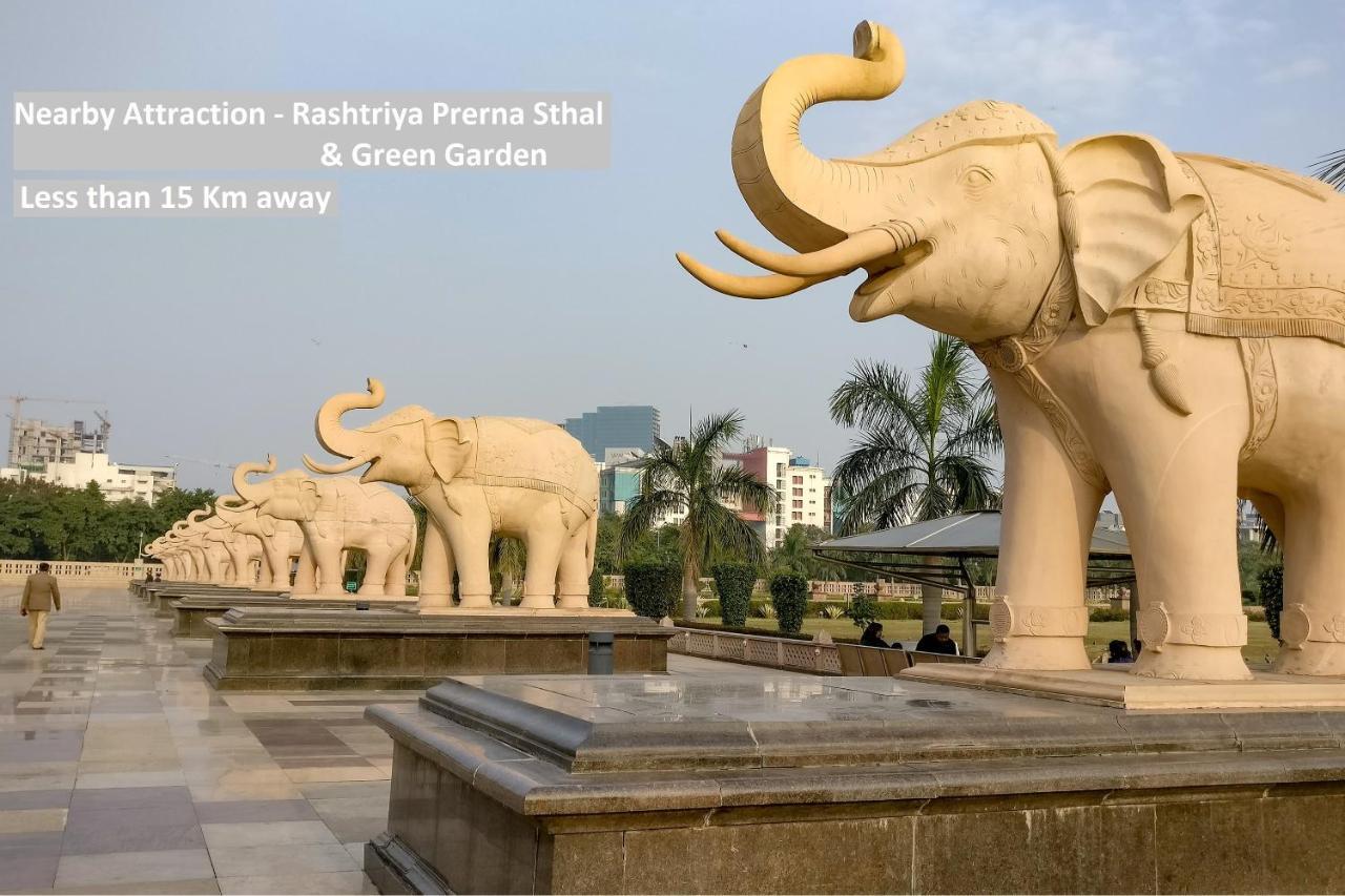 Oyo 82100 Golden Residency Noida Luaran gambar